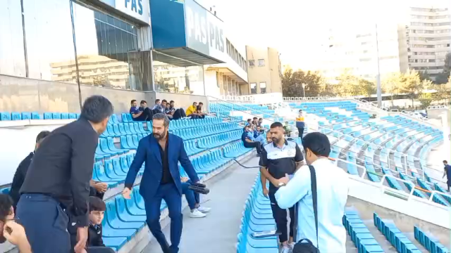 میلاد کی مرام، بازیگر سینما در کنار پژمان نوری نظاره گر بازی هوادار و ملوان / فیلم